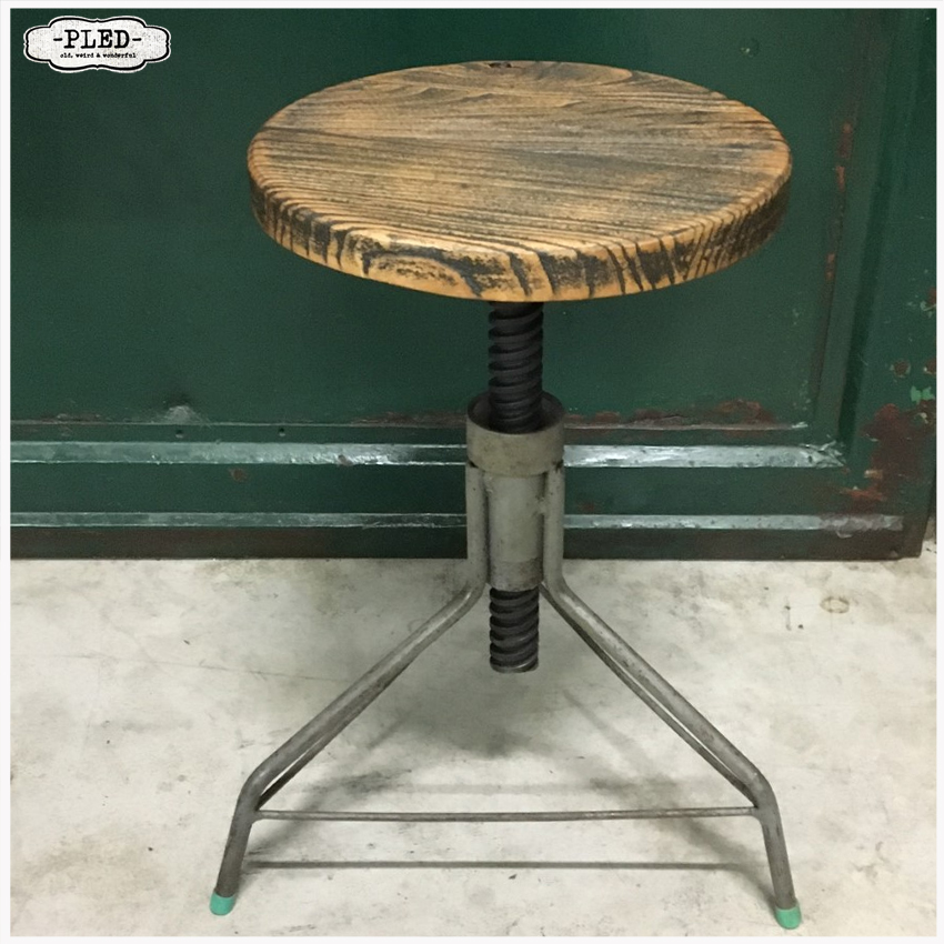 stap in handig Bij wet Industrieel krukje – Vintage | Antique | Furniture | Industrial
