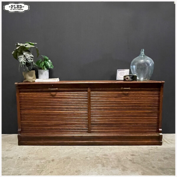 Antiek, eikenhouten dressoir / roldeurkast met vakken