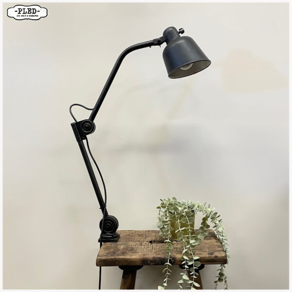 Oude (werk)tafellamp van Hala, model 122