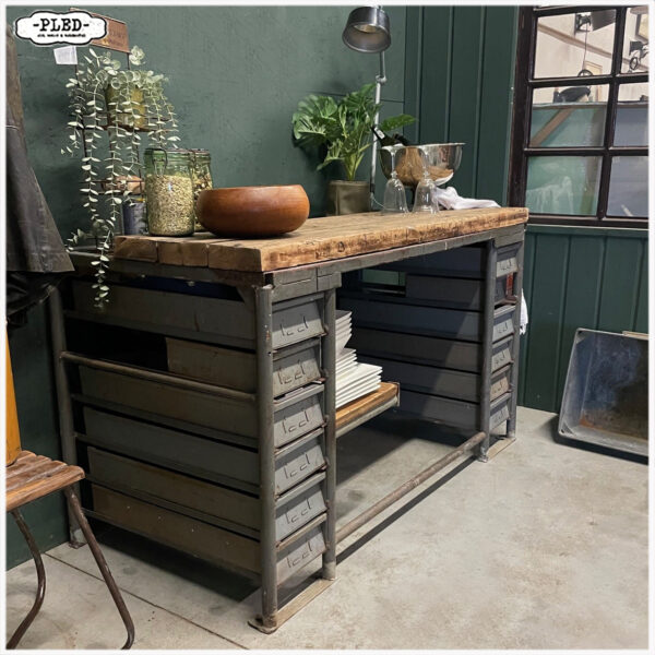 Oude industriële werkbank cq bureau / sidetable met lades - Afbeelding 17