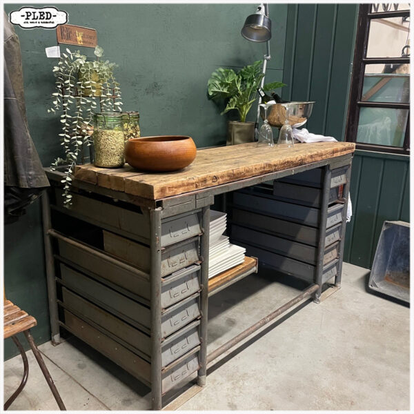Oude industriële werkbank cq bureau / sidetable met lades - Afbeelding 16