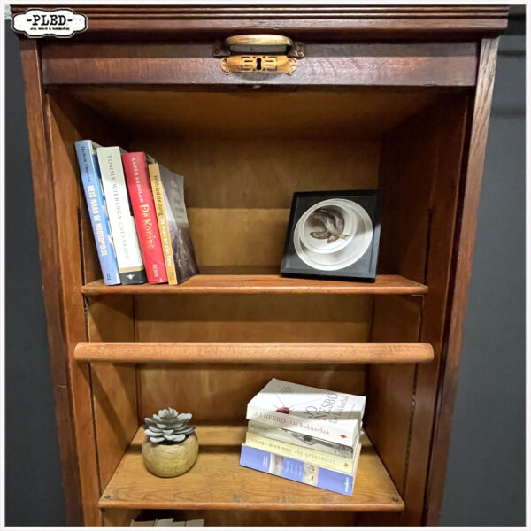 Oude, hoge, houten roldeurkast - Afbeelding 10
