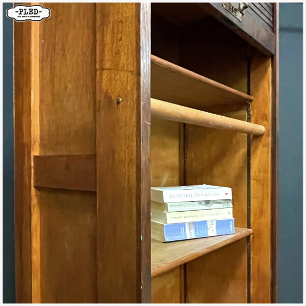 Oude, hoge, houten roldeurkast - Afbeelding 9