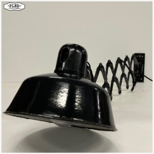 Oude industriële schaarlamp met geëmailleerde kap