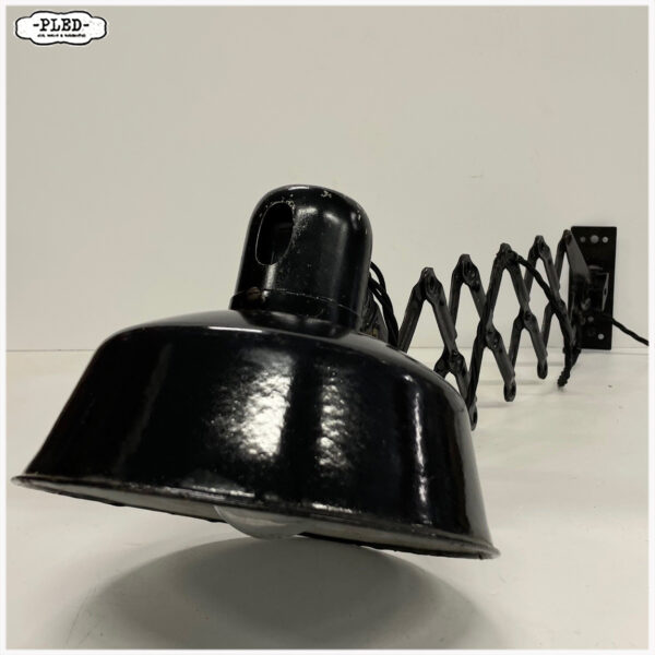 Oude industriële schaarlamp met geëmailleerde kap