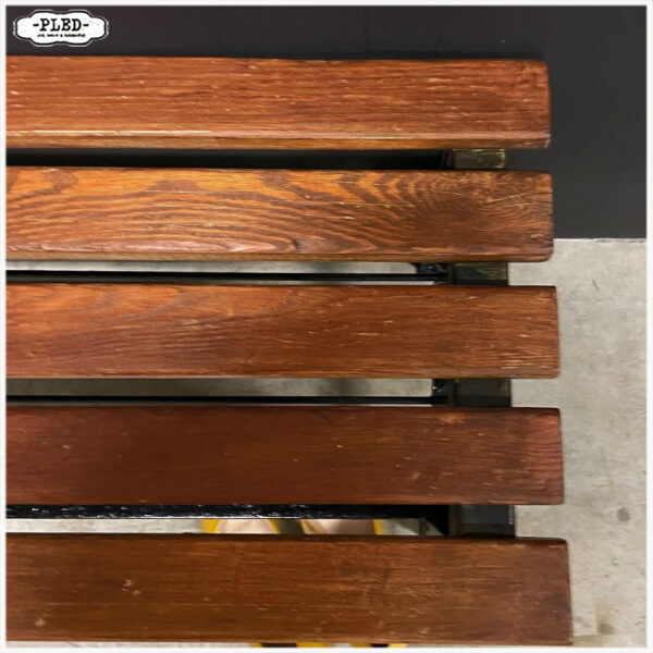 Oud sportschoolbankje met houten zitting en schoenenrek - Afbeelding 6