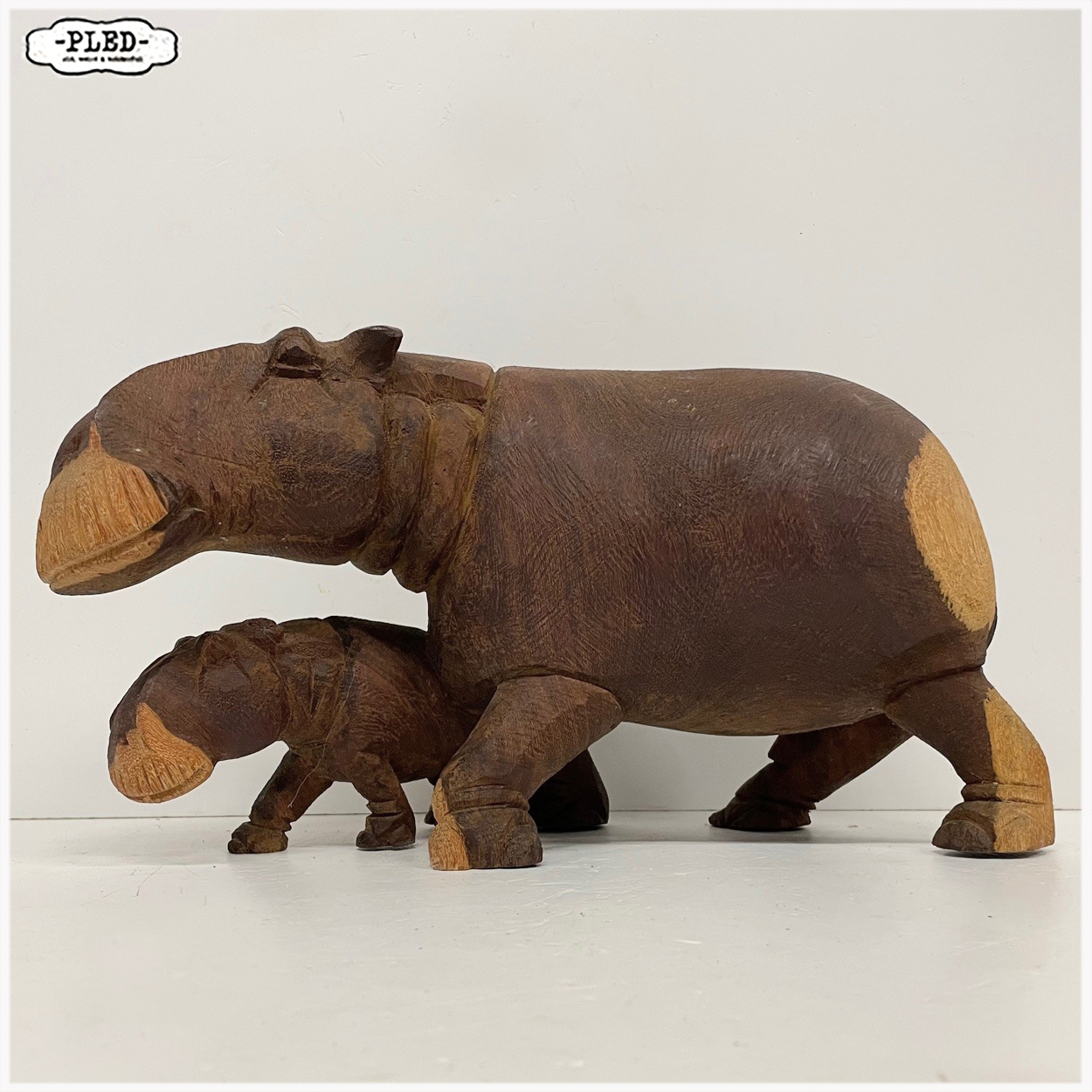 Houten beeld van moeder nijlpaard met haar kalf