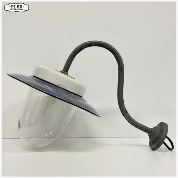 Vintage muurlamp met geëmailleerde kap en schutglas