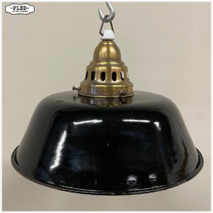 Oude, zwart geëmailleerde hanglamp met messing lamphouder