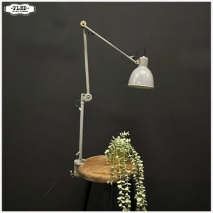 drie-armige-bag-turgi-werkplaatslamp-met-tafelklem
