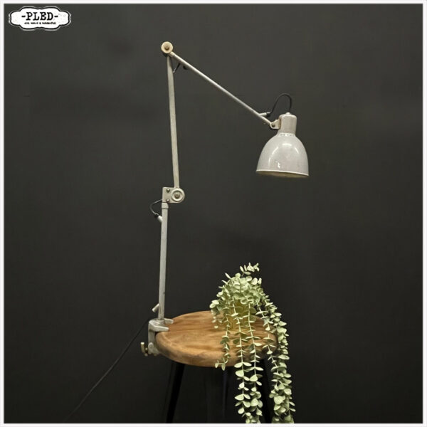 drie-armige-bag-turgi-werkplaatslamp-met-tafelklem
