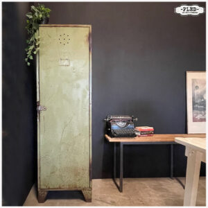 Oude industriële locker