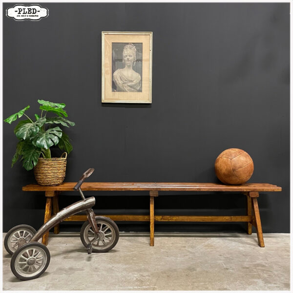 Mooi, oud, houten bankje