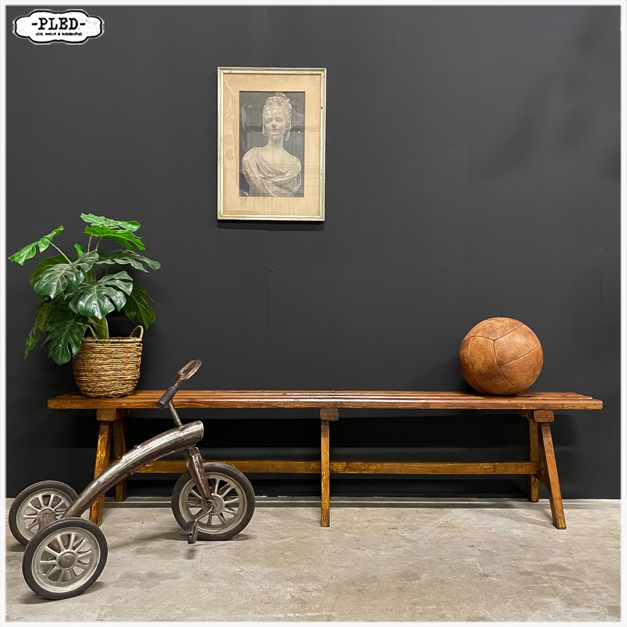 Mooi, oud, houten bankje