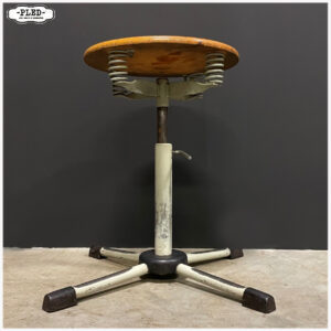 Vintage industrieel krukje met veren