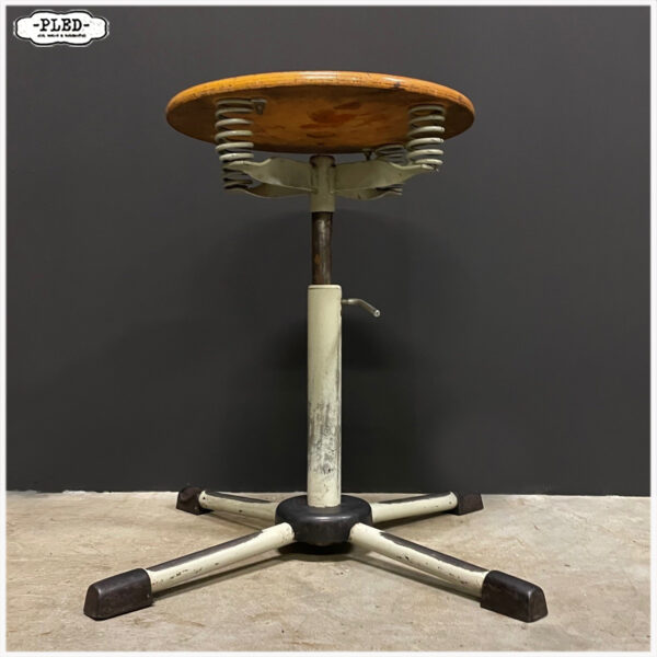 Vintage industrieel krukje met veren