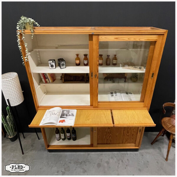 Vintage grenen laboratoriumkast cq vitrinekast met schuifdeuren - Afbeelding 5