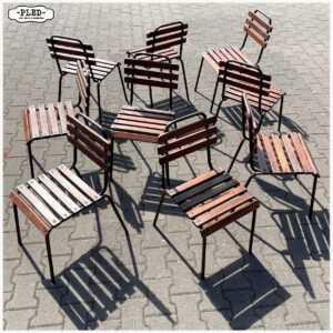 Oude stapelbare (terras)stoelen