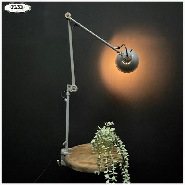 drie-armige-bag-turgi-werkplaatslamp-met-tafelklem - Afbeelding 4