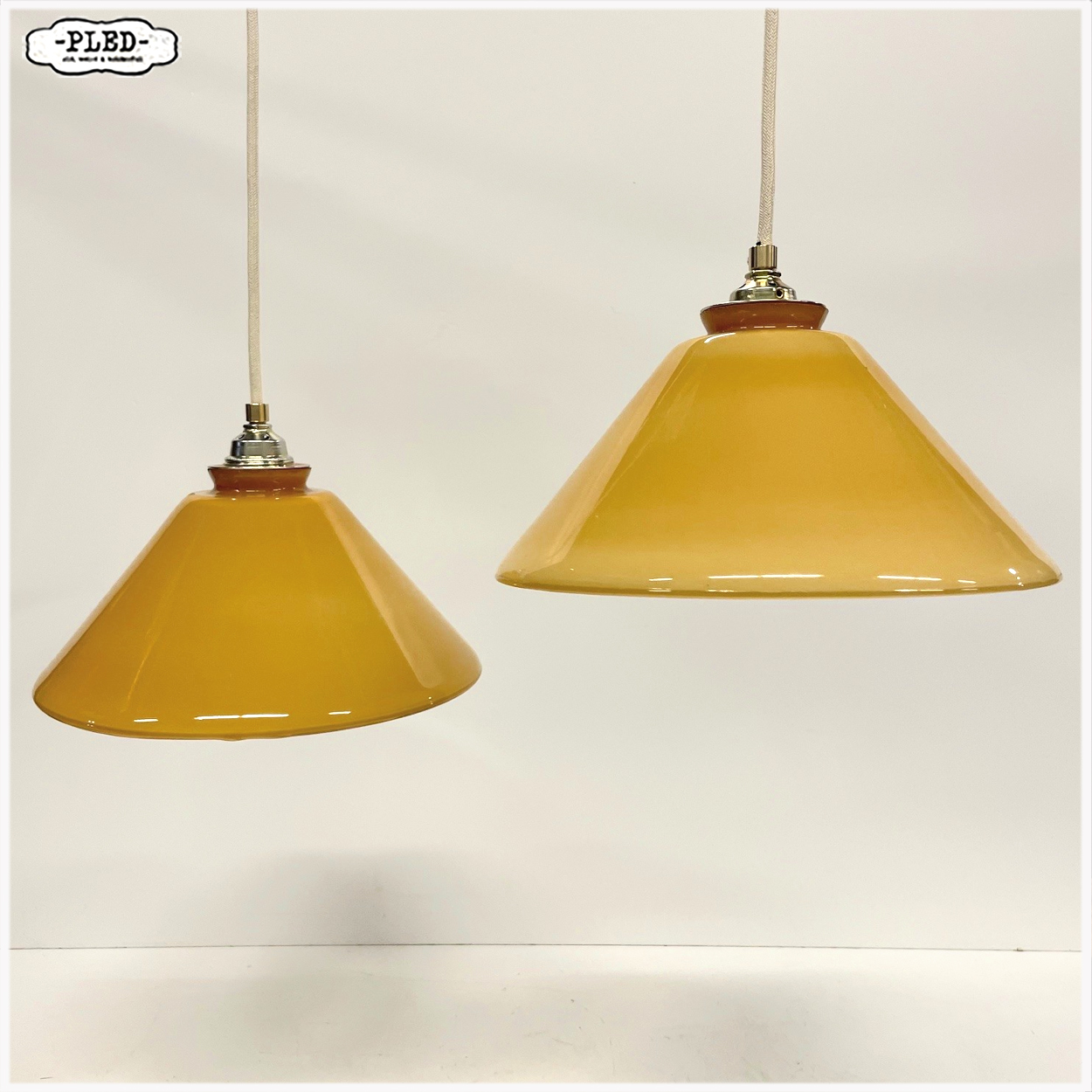 Paar vintage okergele opaalglazen hanglampen