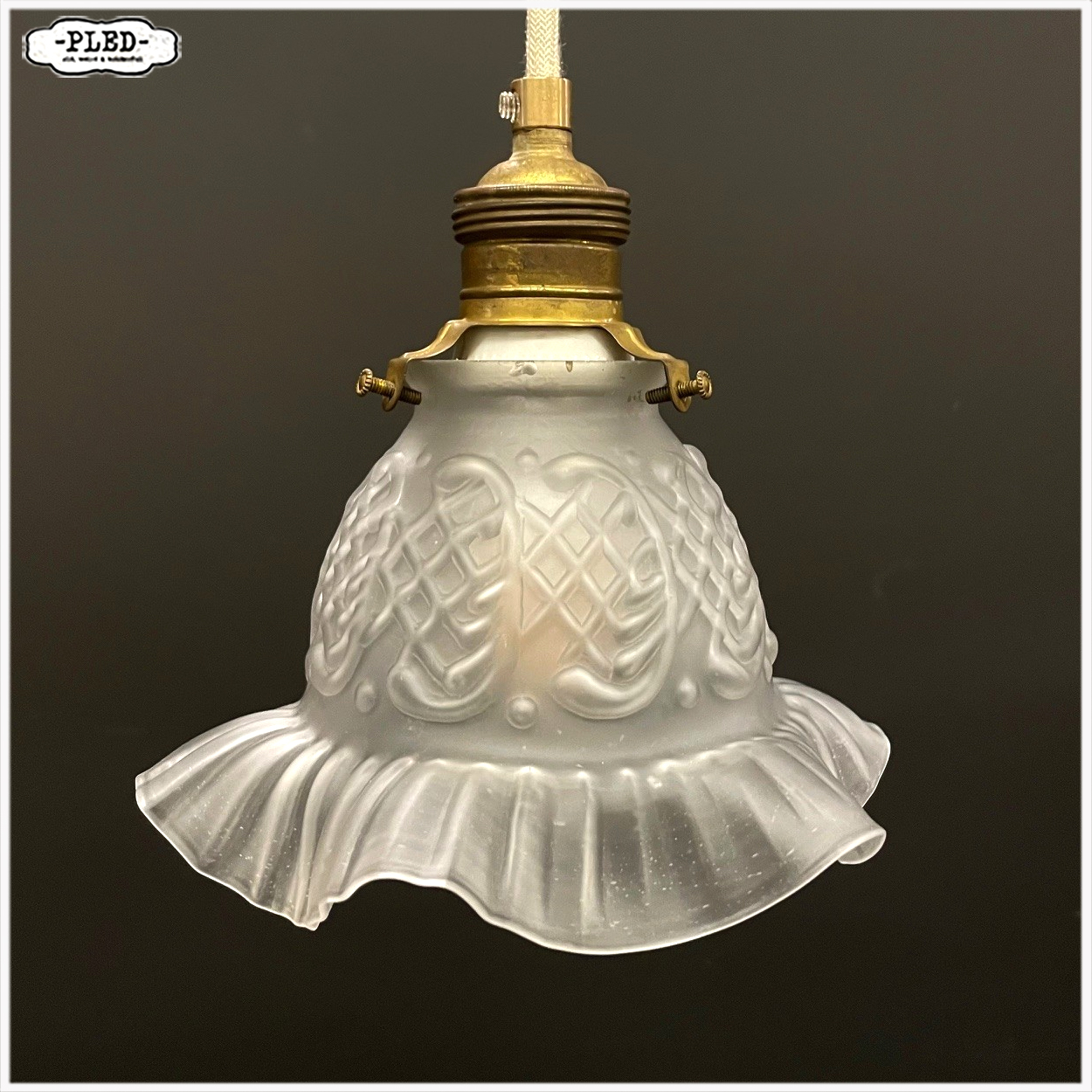 Vintage, matglazen hanglampjes met katoenkleurig snoer