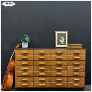 Beukenhouten apothekerskast met hardstenen blad