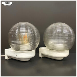 Vintage porseleinen wandlamp met bol schutglas