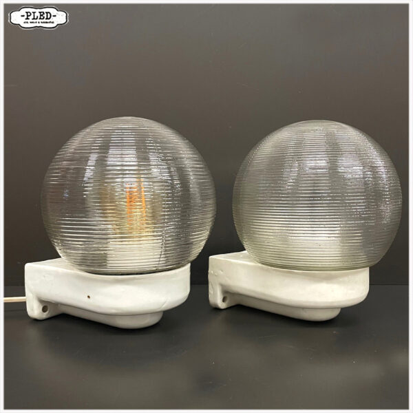 Vintage porseleinen wandlamp met bol schutglas