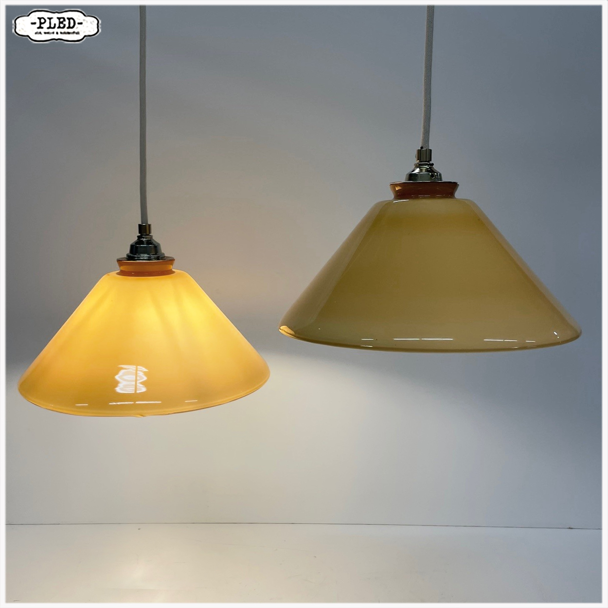 Paar vintage okergele opaalglazen hanglampen - Afbeelding 2