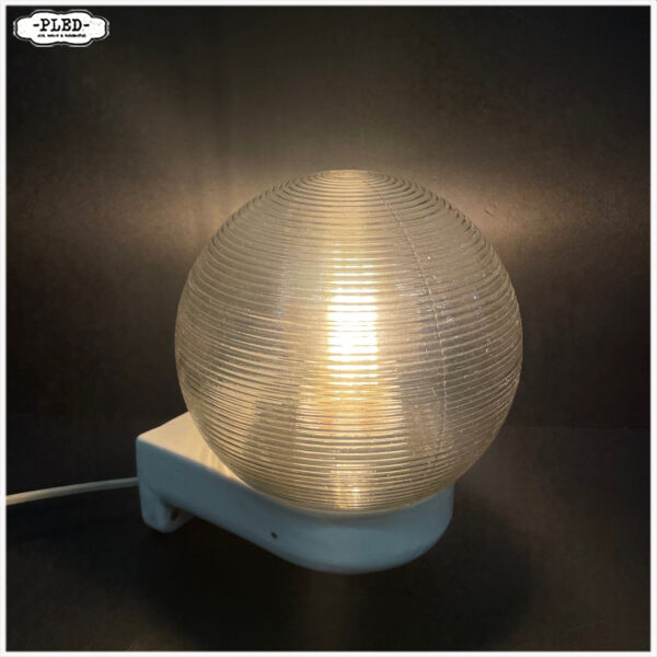 Vintage porseleinen wandlamp met bol schutglas - Afbeelding 3