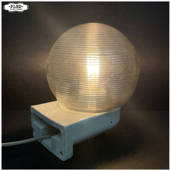 Vintage porseleinen wandlamp met bol schutglas - Afbeelding 4