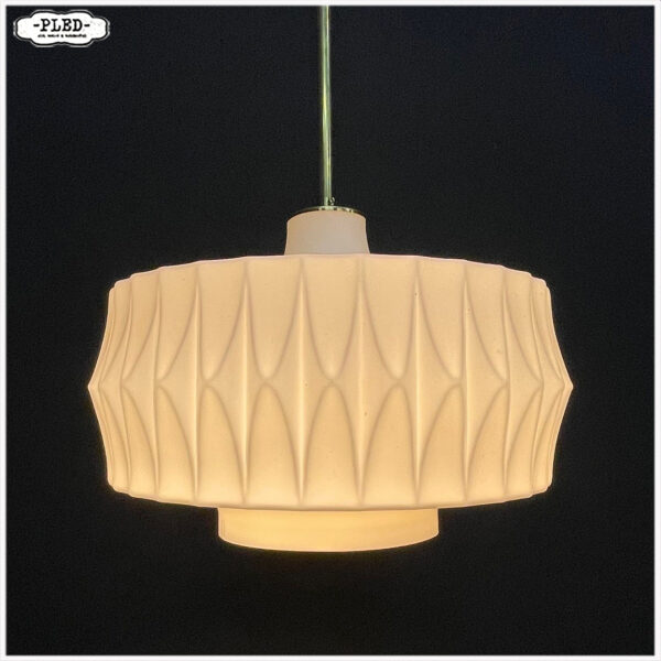 Vintage opaline pendellamp met messing pendel