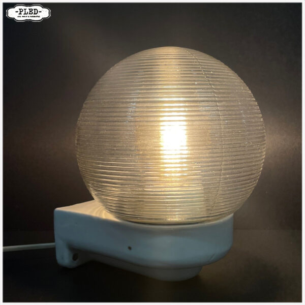 Vintage porseleinen wandlamp met bol schutglas - Afbeelding 5