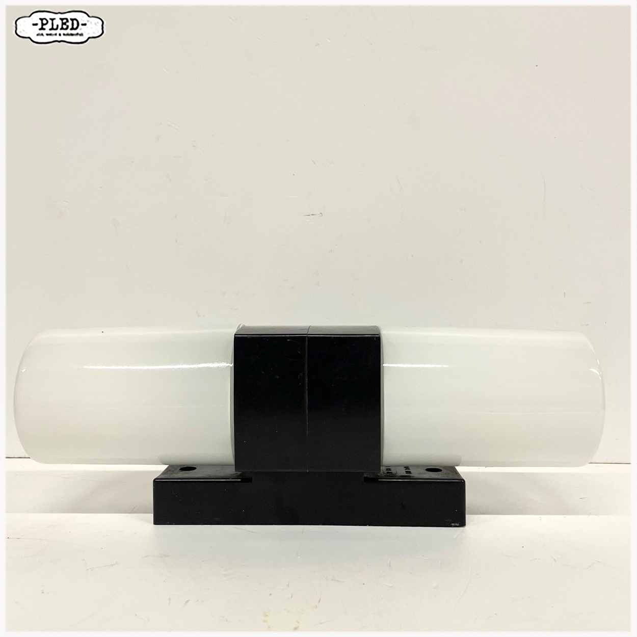 Bakelieten wandlamp met melkglas, Bauhaus stijl (sleets)