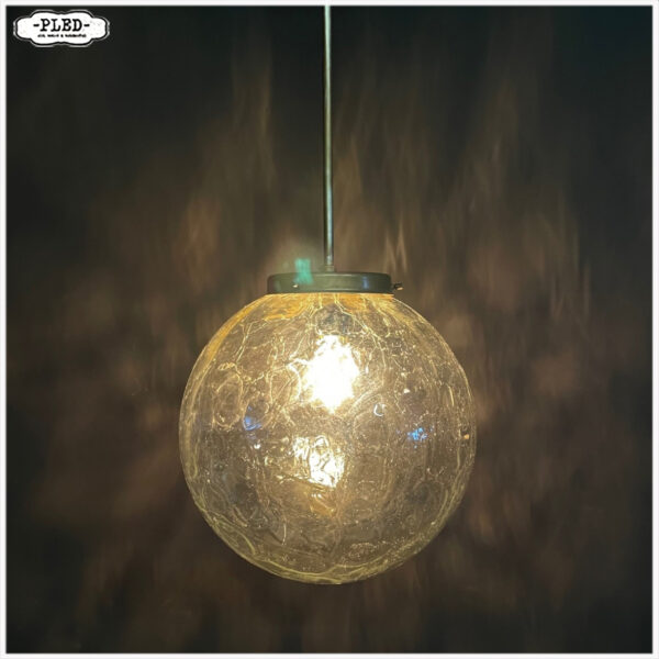 Vintage glazen pendellamp met ‘crackled glass’ bol