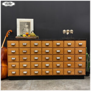 Oude apothekerskast met Belgisch hardstenen blad