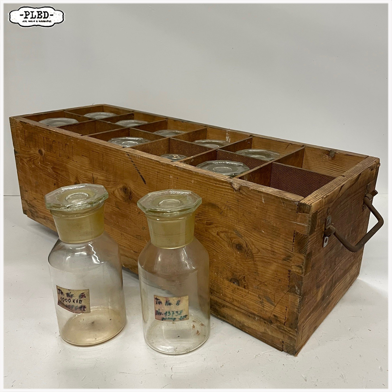 Oud houten krat met 12 apothekersflessen