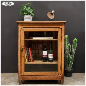 Oud, grenen vitrinekastje met uittrek bladen