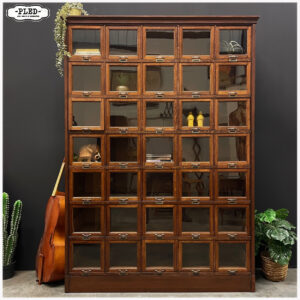 Prachtige eikenhouten winkelkast