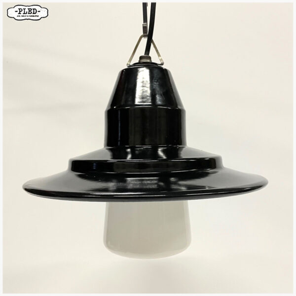 Nieuwe hanglamp met zwart geëmailleerde kap en opaalglas