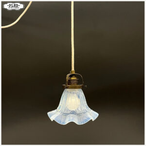 Oud hanglampje met blauwig glas