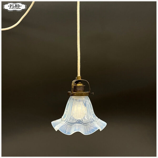 Oud hanglampje met blauwig glas