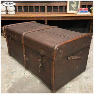 Oude, decoratieve reiskoffer