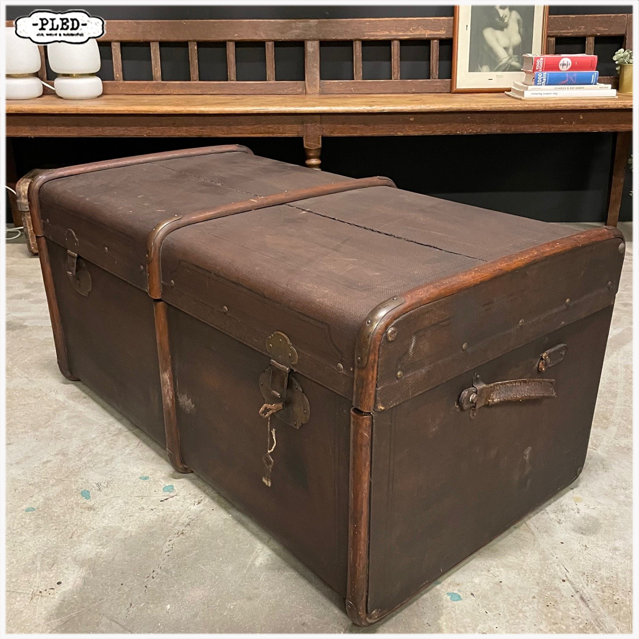 Oude, decoratieve reiskoffer