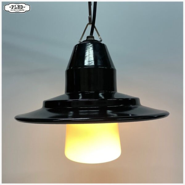 Nieuwe hanglamp met zwart geëmailleerde kap en opaalglas - Afbeelding 2