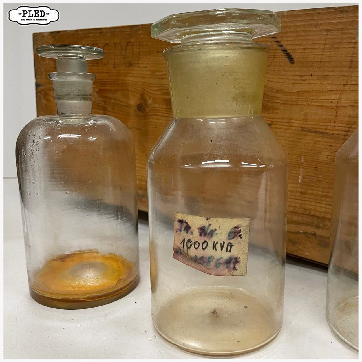 Oud houten krat met 12 apothekersflessen - Afbeelding 3