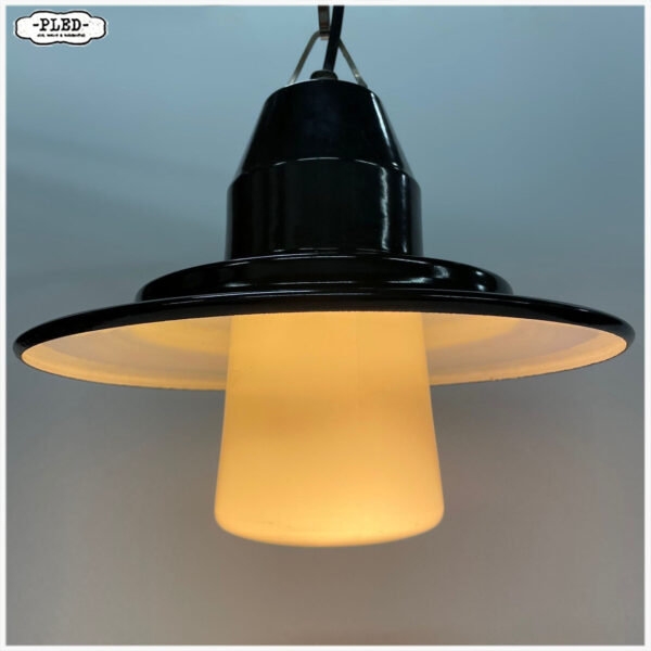 Nieuwe hanglamp met zwart geëmailleerde kap en opaalglas - Afbeelding 5