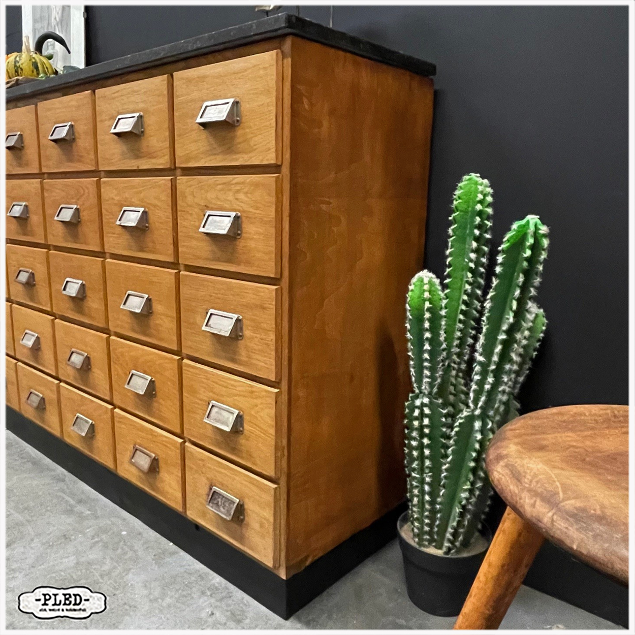 Oude apothekerskast met Belgisch hardstenen blad - Afbeelding 4