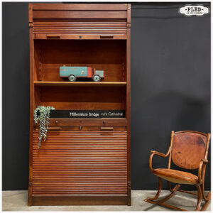 Oude, grote, eikenhouten roldeurkast