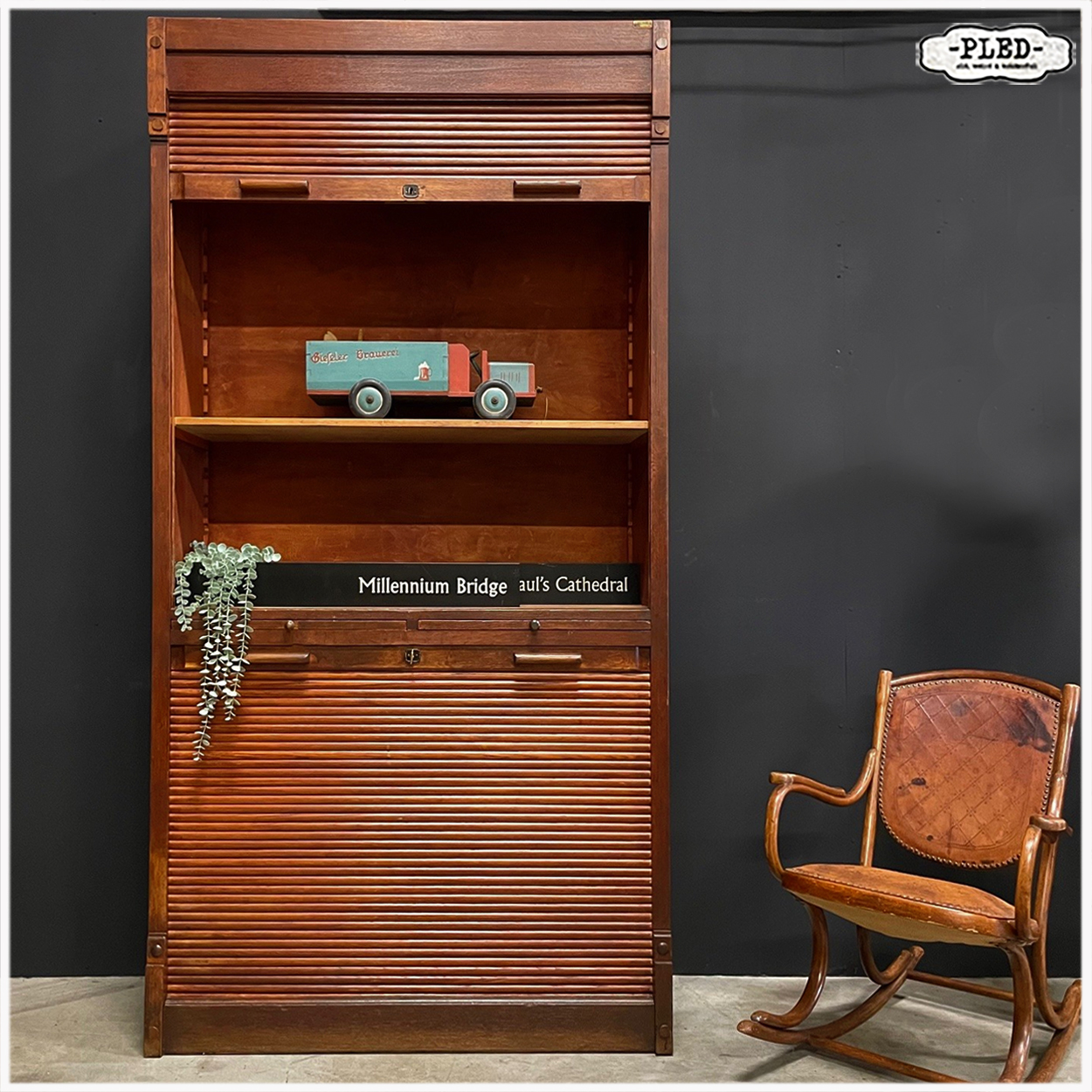 Oude, grote, eikenhouten roldeurkast